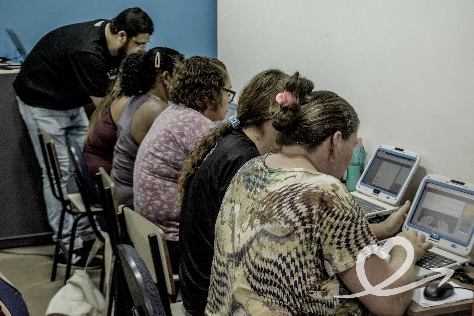 Informática no Sol Nascente: "Estou conseguindo usar o computador"